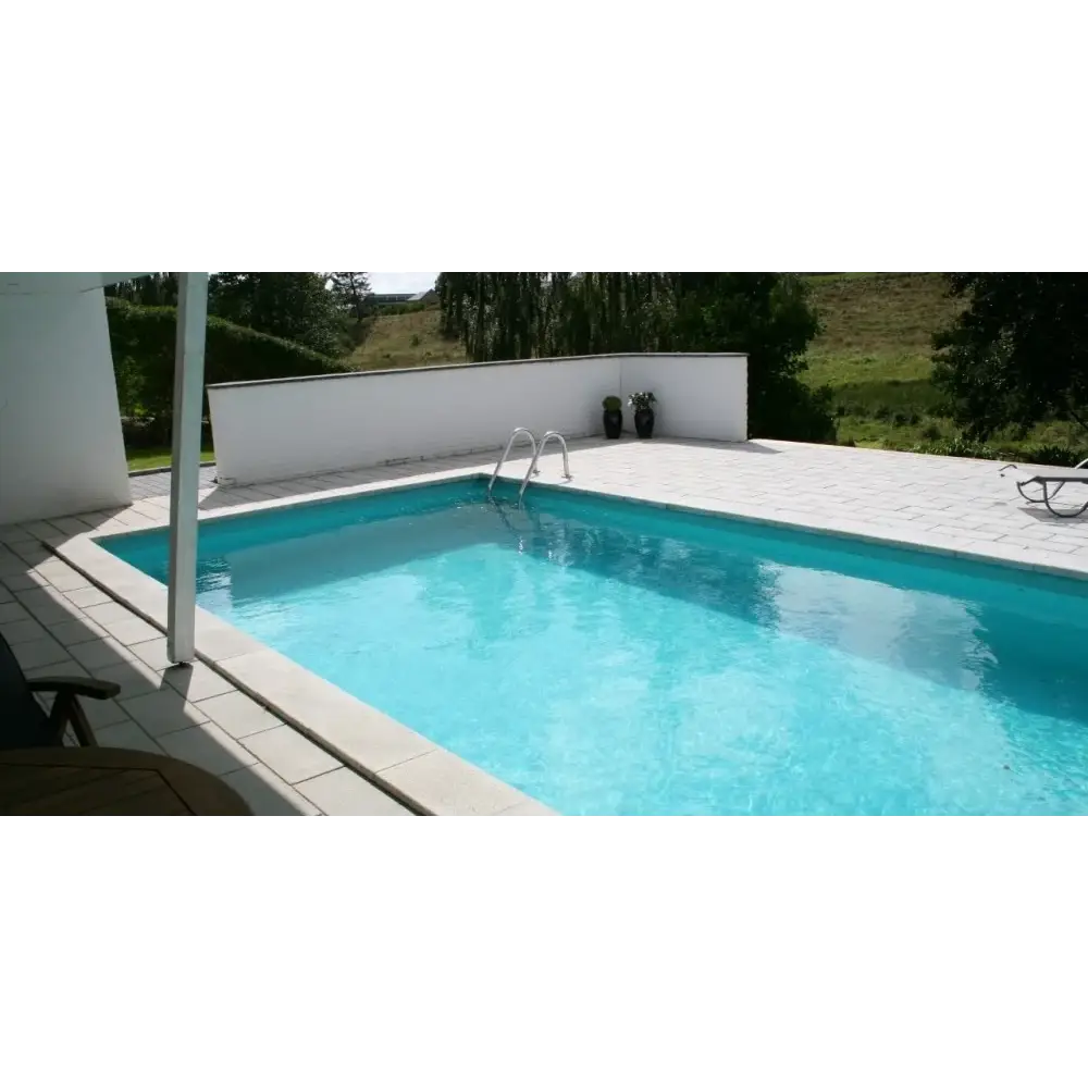 Rektangulär pool med klart blått vatten och vit kakel i Rustica Athen Paket